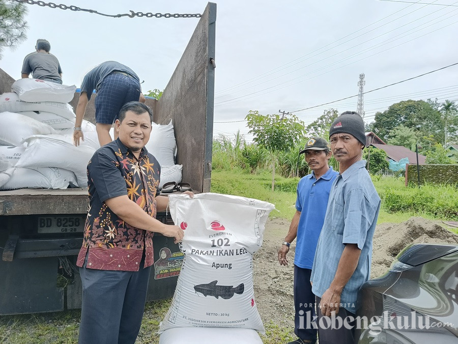 Anggota DPRD Provinsi Bengkulu Bagikan Ribuan Kilogram Pakan Ternak kepada Kelompok Tani di Bengkulu Utara