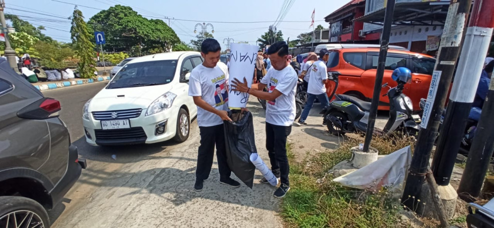 Aksi Simpatik Relawan Meriani: Bersih-Bersih  Usai Pendaftaran di KPU Bengkulu