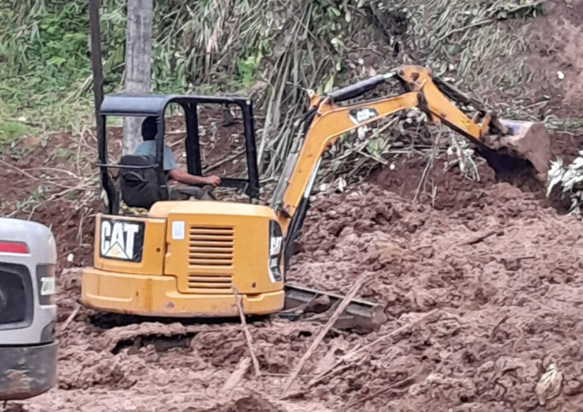 Petugas Evakuasi Korban Longsor di Minahasa Selatan