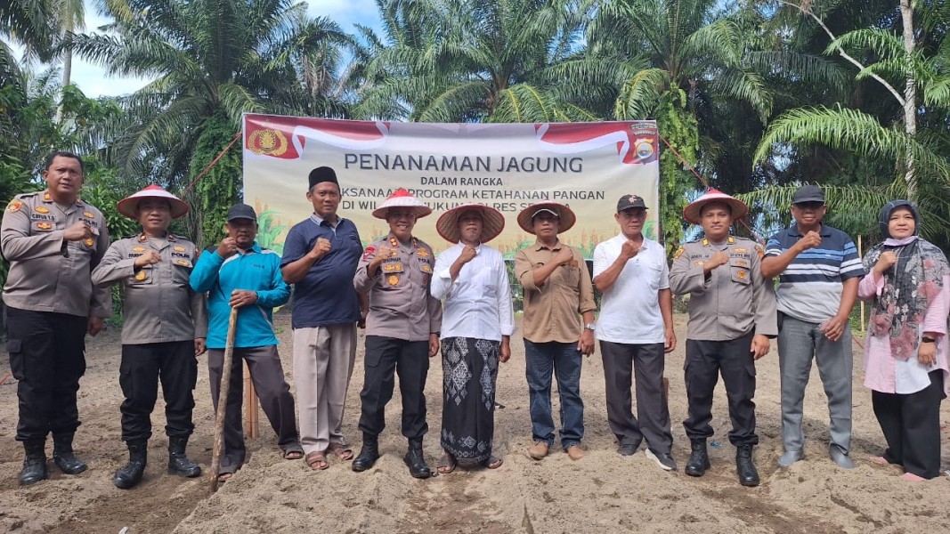 Dukung Ketahanan Pangan, Polres Seluma Tanam Jagung di Lahan Pesantren