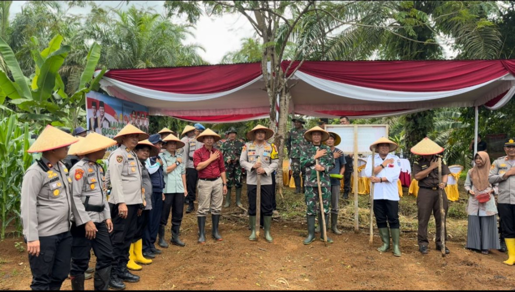 Polres Bengkulu Utara Dukung Ketahanan Pangan, Tanam Bibit Palawija di Pekarangan Warga