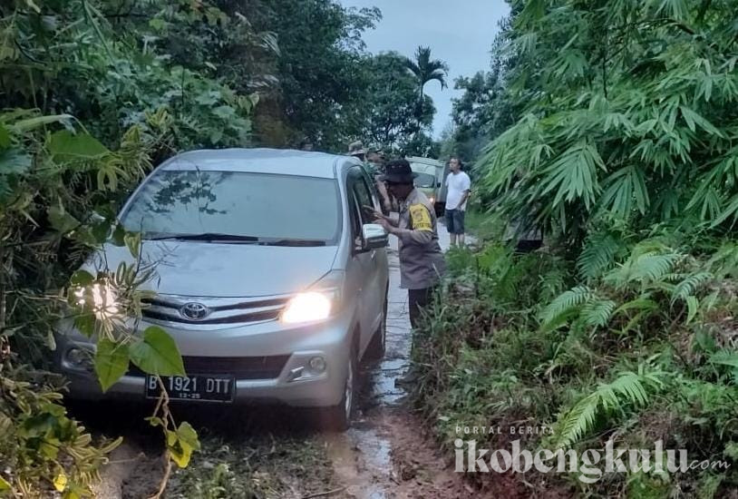 Respons Cepat Polisi, TNI, dan Warga Atasi  Dampak Longsor di Lebong, Bengkulu