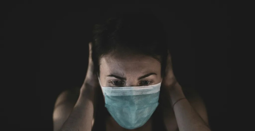 Mengungkap Gaslighting Medis: Kisah Perempuan Paruh Baya dengan Long COVID