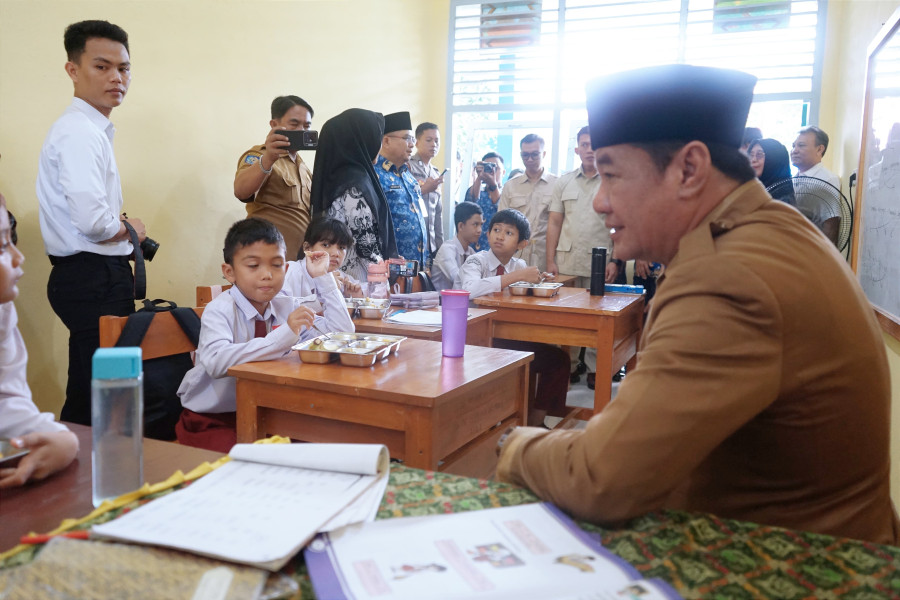 Rosjonsyah Tinjau Pelaksanaan MBG di Kota Bengkulu, Siswa Antusias Menikmati Hidangan