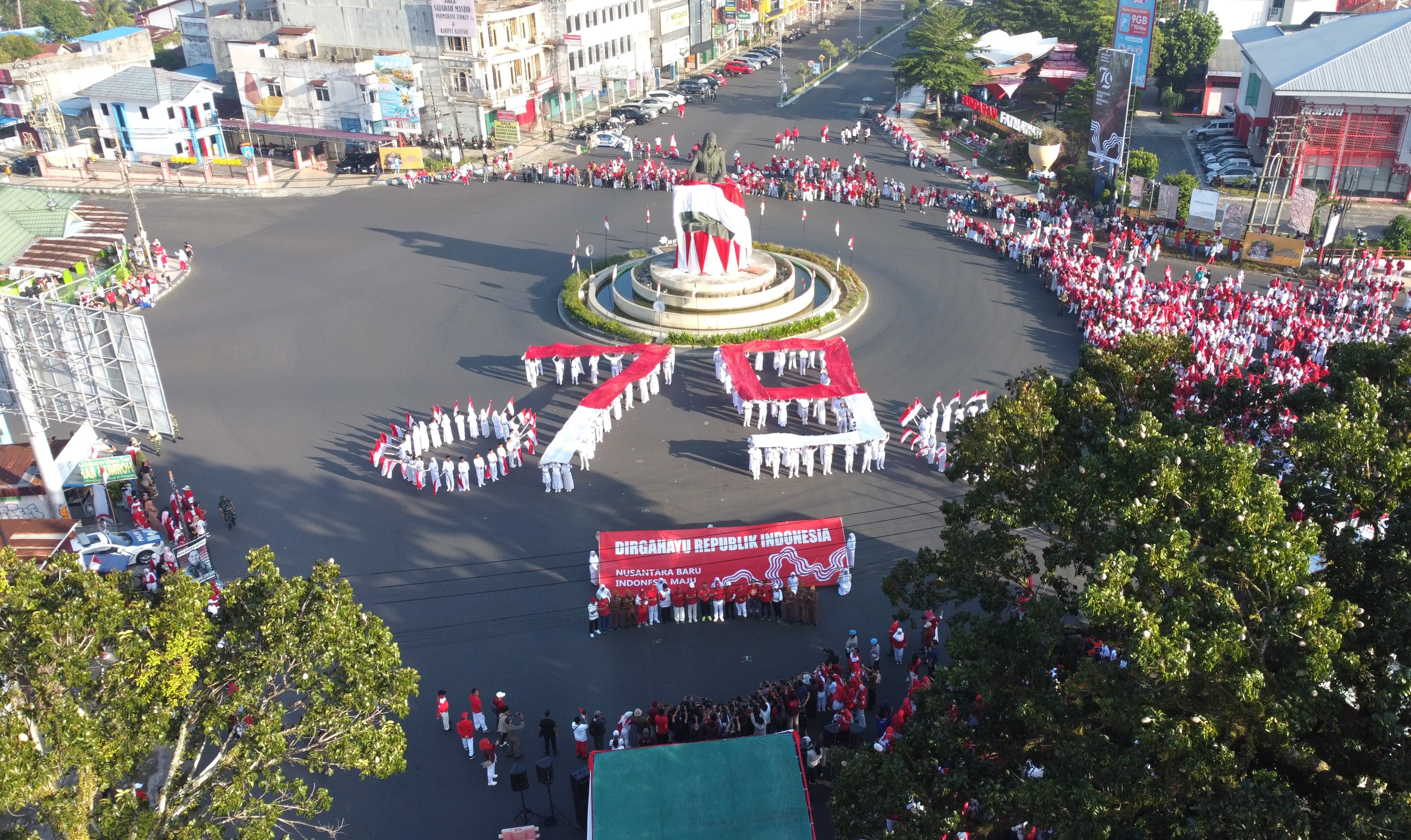 Ribuan Warga Bengkulu Padati Monumen Fatmawati dalam Kirab Bendera Merah Putih