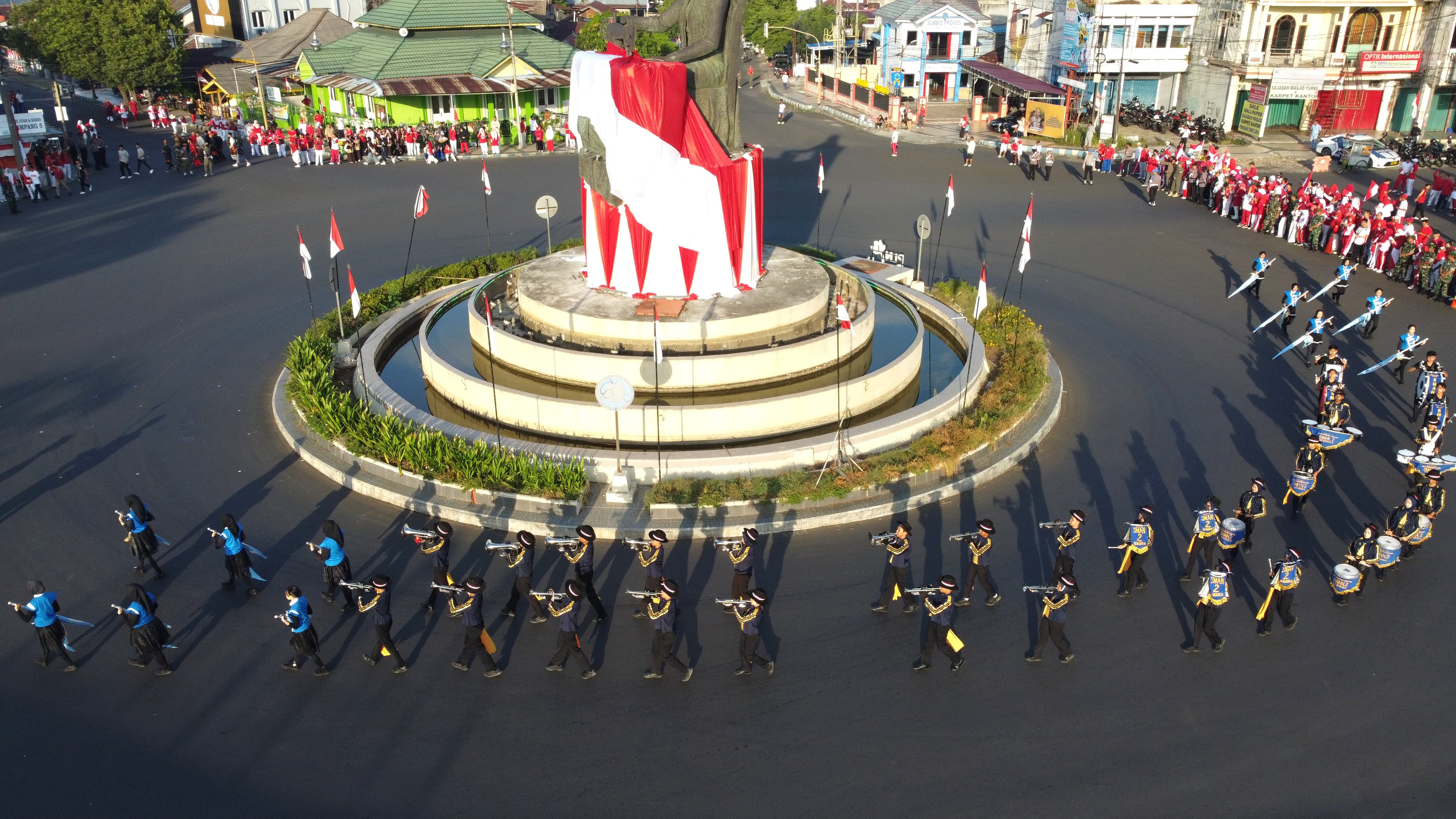 Ribuan Warga Bengkulu Padati Monumen Fatmawati dalam Kirab Bendera Merah Putih