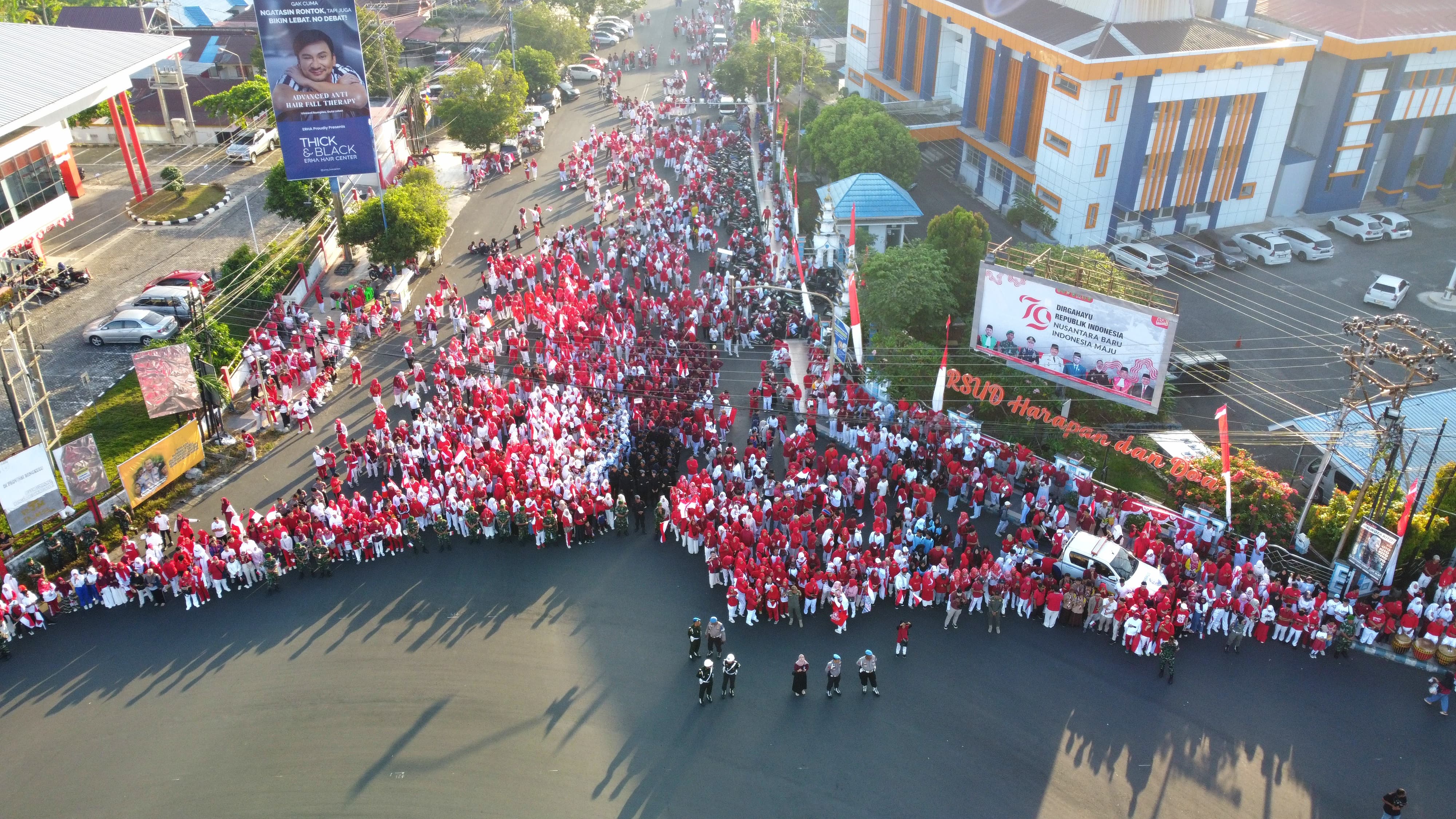 Ribuan Warga Bengkulu Padati Monumen Fatmawati dalam Kirab Bendera Merah Putih