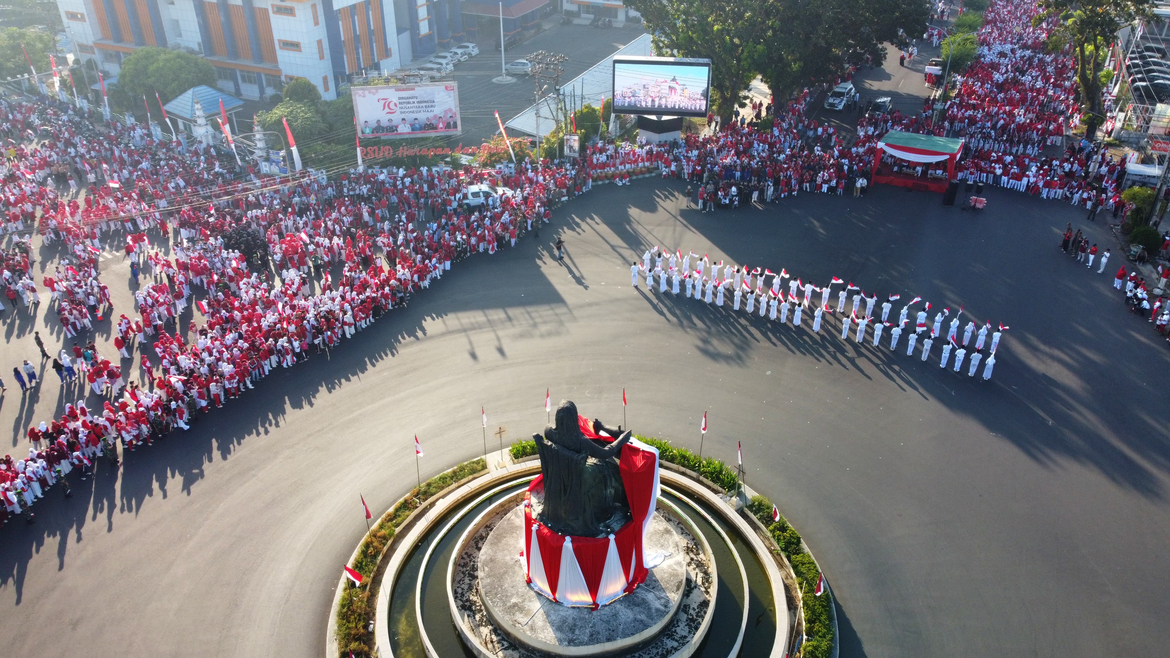Ribuan Warga Bengkulu Padati Monumen Fatmawati dalam Kirab Bendera Merah Putih
