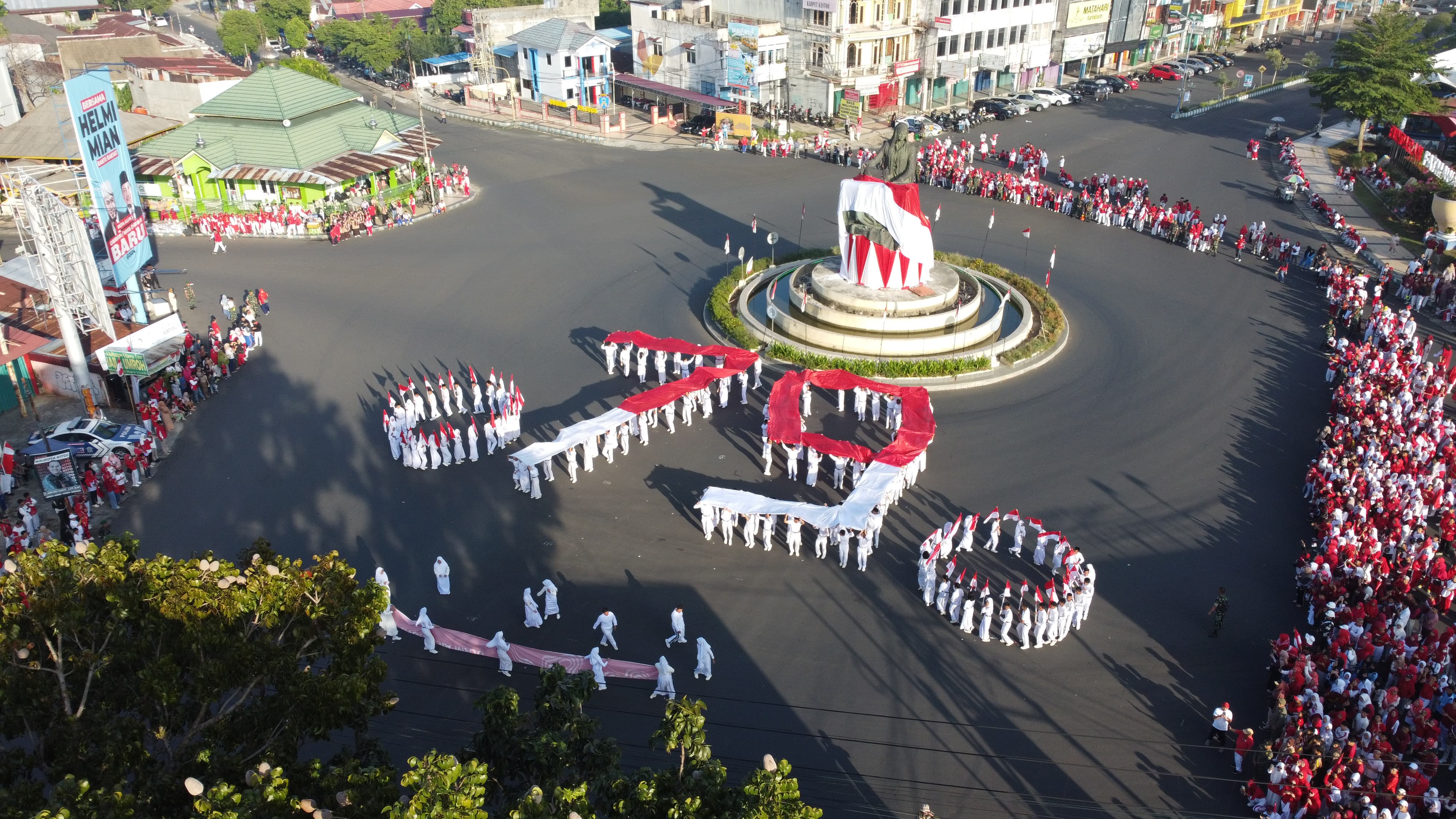 Ribuan Warga Bengkulu Padati Monumen Fatmawati dalam Kirab Bendera Merah Putih