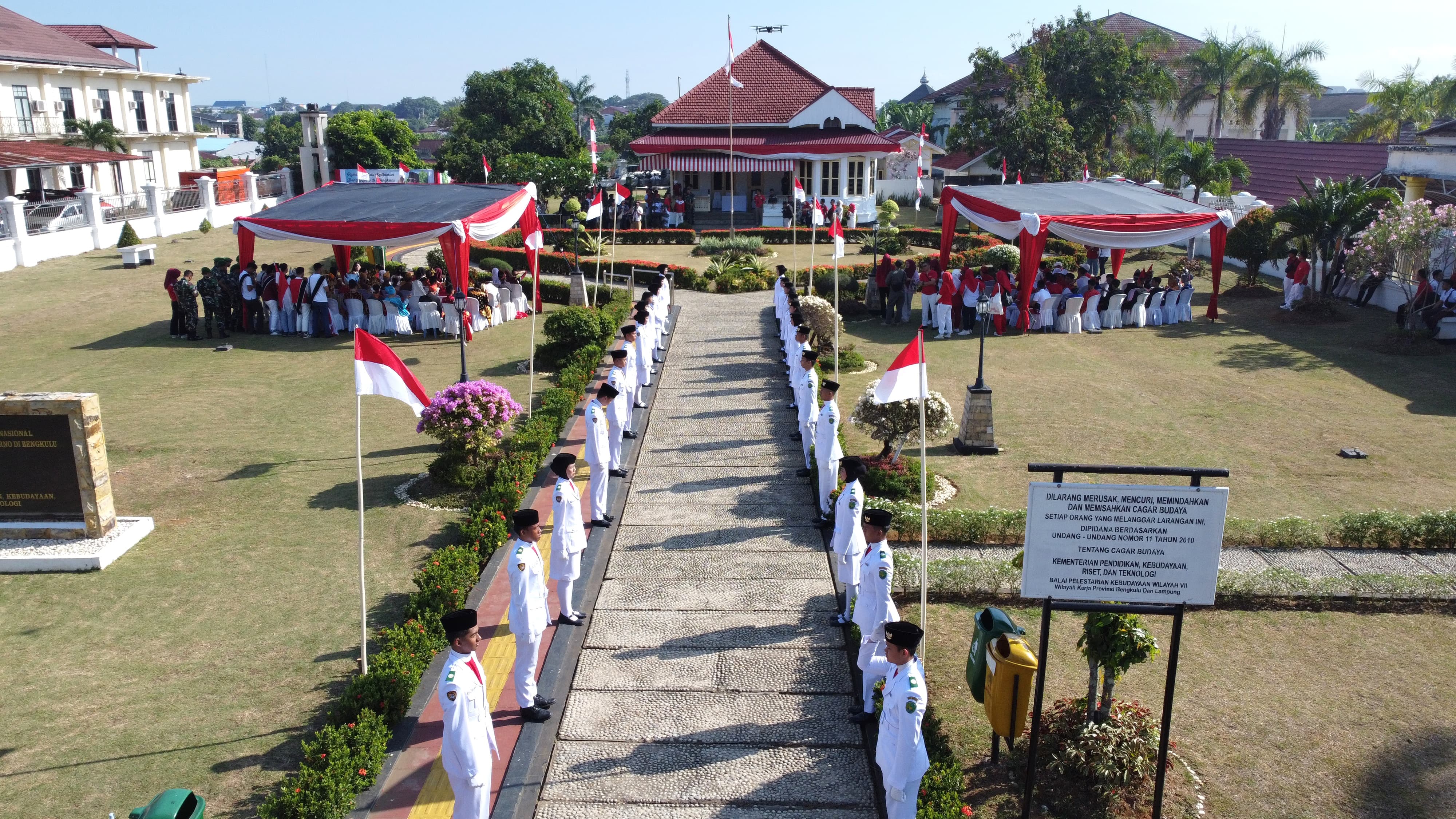 Ribuan Warga Bengkulu Padati Monumen Fatmawati dalam Kirab Bendera Merah Putih