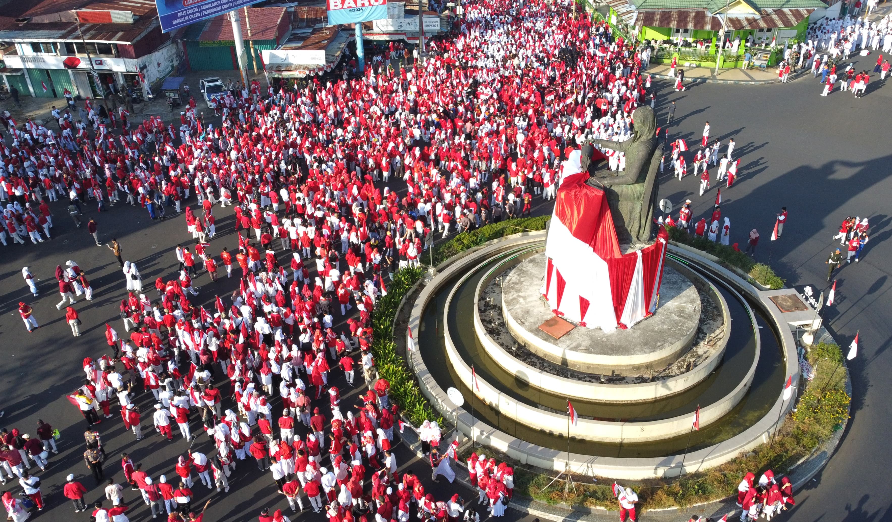 Ribuan Warga Bengkulu Padati Monumen Fatmawati dalam Kirab Bendera Merah Putih
