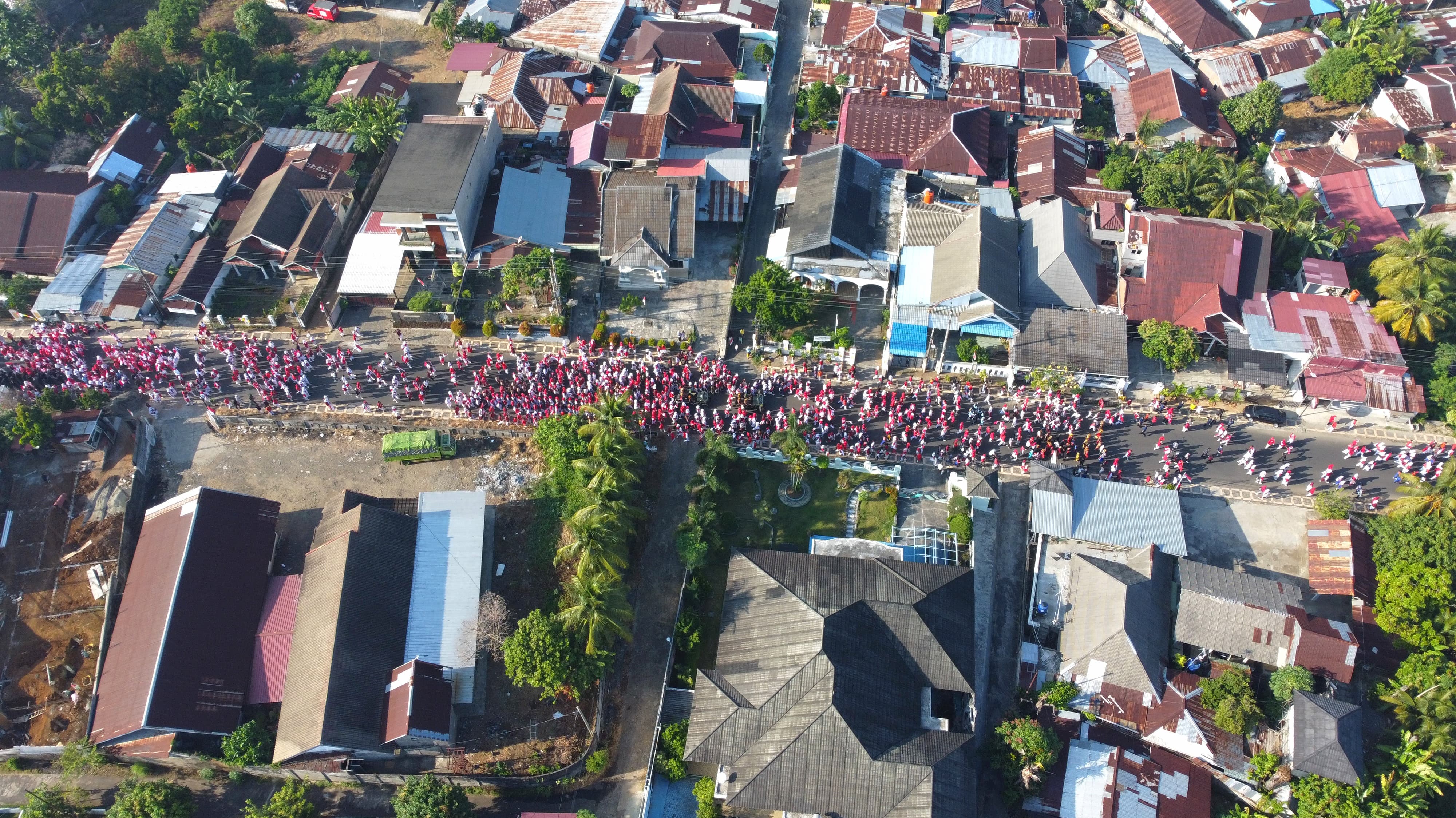 Ribuan Warga Bengkulu Padati Monumen Fatmawati dalam Kirab Bendera Merah Putih